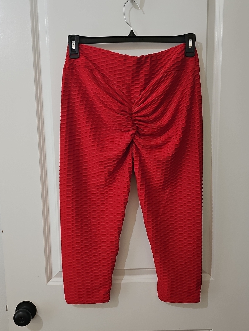 Red Textured High-Waist 3/4 Leggings with Butt Scrunch Detail